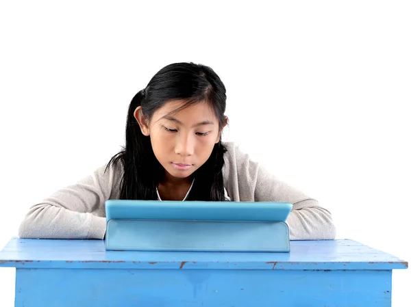 Menina asiática feliz usando tablet digital na mesa azul, estilo de vida c — Fotografia de Stock