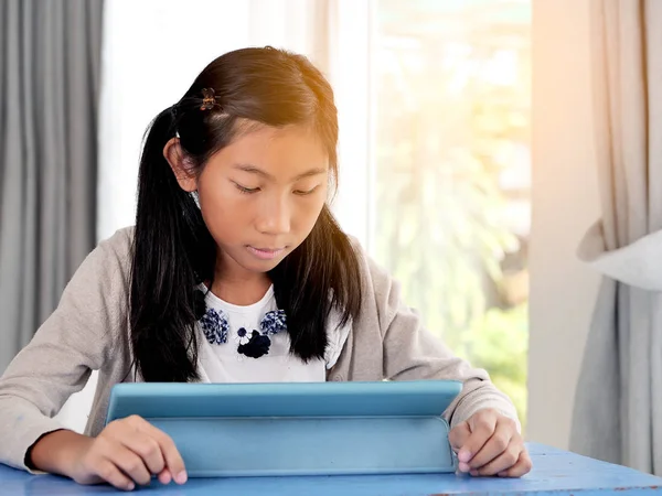 Gelukkig Aziatisch meisje met behulp van digitale tablet op blauwe tafel, Lifestyle c — Stockfoto