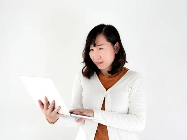 Happy Asian woman using laptop against the wall, lifestyle conce — Stock Photo, Image