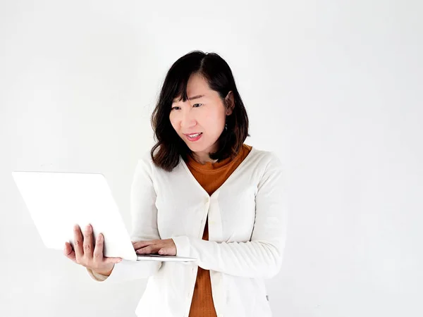Glückliche Asiatin Mit Laptop Gegen Die Wand Lifestylekonzept — Stockfoto