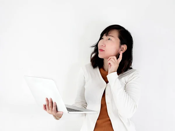 Mujer asiática feliz usando el ordenador portátil contra la pared, conce estilo de vida — Foto de Stock