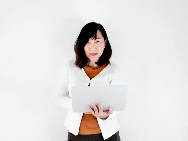 Felice donna asiatica utilizzando il computer portatile contro il muro, stile di vita conce — Foto Stock