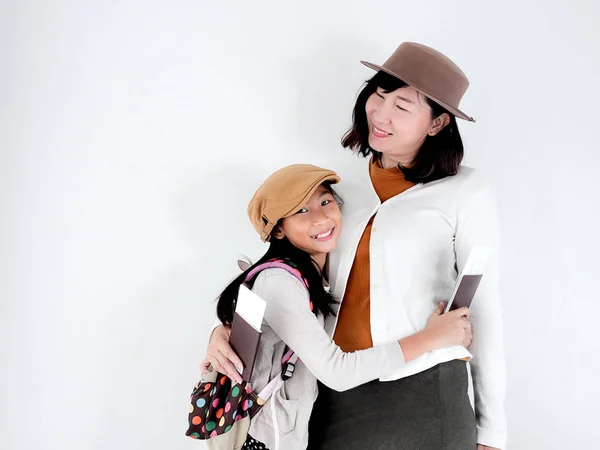 Feliz madre asiática y su hija con pasaporte, viaje con — Foto de Stock