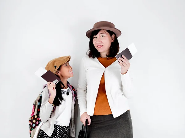 हैप्पी एशियाई माँ और उसकी बेटी पासपोर्ट पकड़े हुए, यात्रा कॉन — स्टॉक फ़ोटो, इमेज