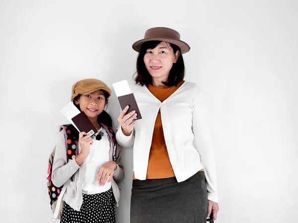 幸せなアジアの母とパスポートを持つ彼女の娘、旅行詐欺 — ストック写真
