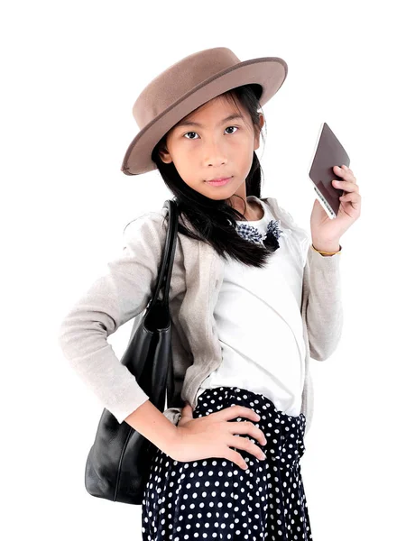 Счастливая азиатская девушка в плоской кепке и с билетом на самолет и p — стоковое фото