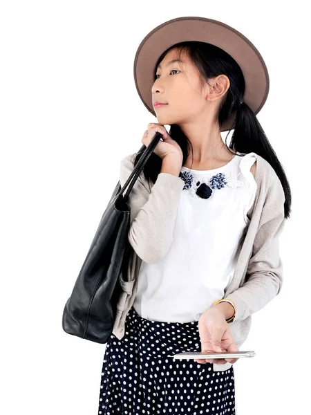 Felice ragazza asiatica indossa flatcap e in possesso di biglietto aereo e p — Foto Stock