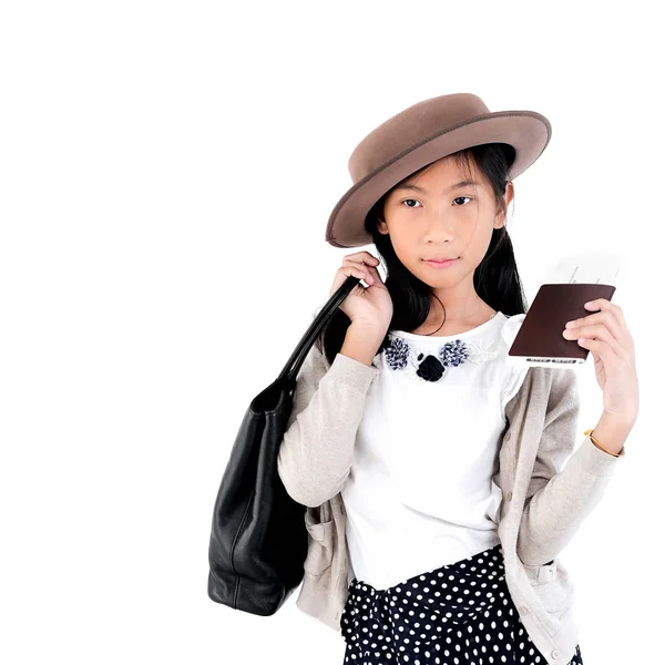 Счастливая Азиатская Девушка Плоской Кепке Билетом Самолет Паспортом Концепция Путешествия — стоковое фото