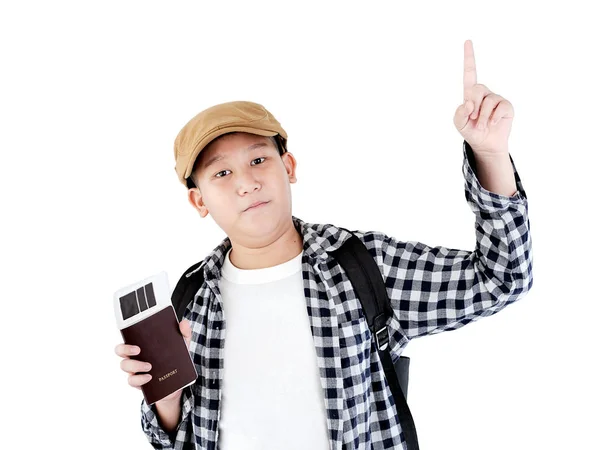 バックパックを持つ幸せなアジアの少年、航空券を保持しています。分離オン — ストック写真