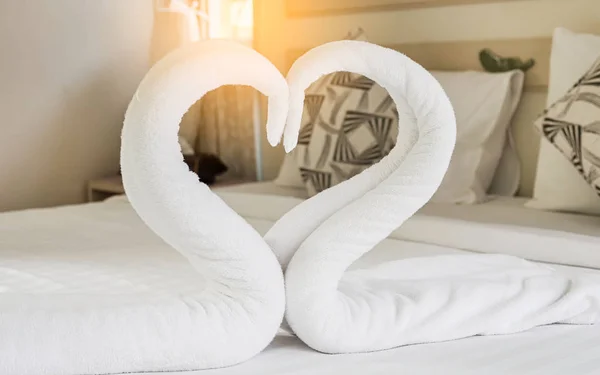 The swan towels on the bed with heart love sign. — Stock Photo, Image