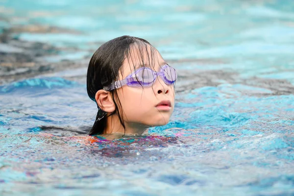 Asian girl wearing goggle and enjoying in pool, lifestyle concep — Stock Photo, Image