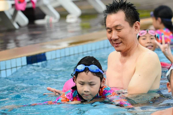 Padre asiático enseñando a su hija a nadar, concepto de estilo de vida . —  Fotos de Stock