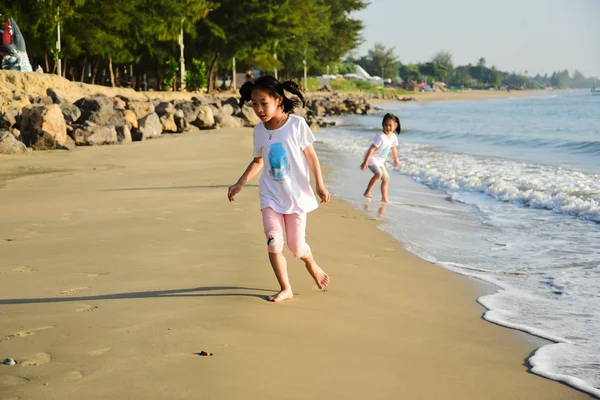 Crianças asiáticas felizes desfrutando na praia pela manhã . — Fotografia de Stock