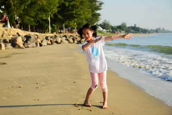 Felice bambini asiatici godendo sulla spiaggia al mattino . — Foto Stock