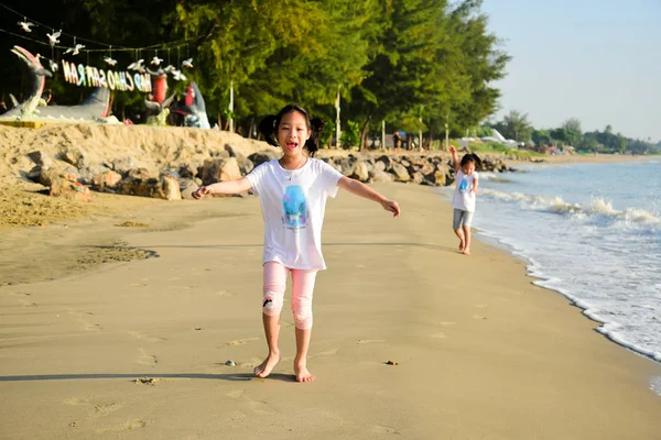 Felice bambini asiatici godendo sulla spiaggia al mattino . — Foto Stock