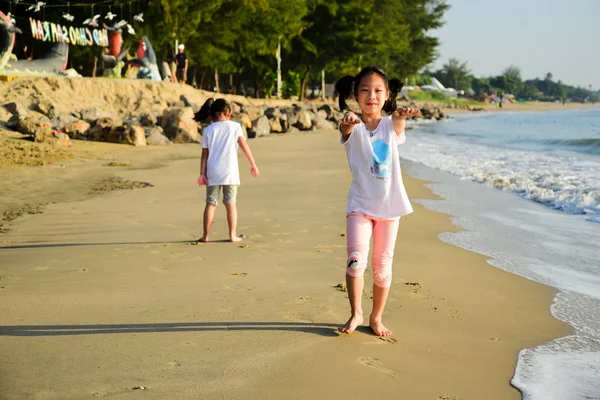 Feliz Asiático niños disfrutando en la playa en la mañana . —  Fotos de Stock