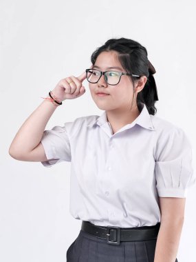 Beyaz arka plan üzerinde üniforma lı Mutlu Asyalı öğrenci.