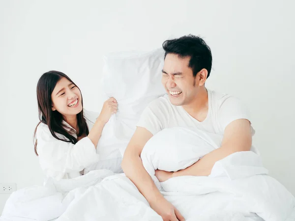 Щаслива пара грати подушку на ліжку коханець способу життя concep — стокове фото