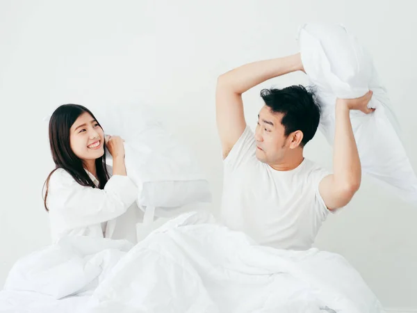 Feliz asiático pareja jugando almohada en cama amante estilo de vida concep — Foto de Stock