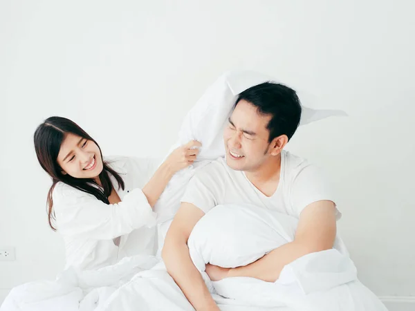 Šťastný pár asijské hraje polštář na posteli, milovník životní styl precizní — Stock fotografie