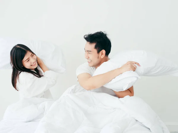 Щаслива пара грати подушку на ліжку коханець способу життя concep — стокове фото