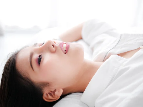 幸福的亚洲妇女躺在床上, 关闭. — 图库照片