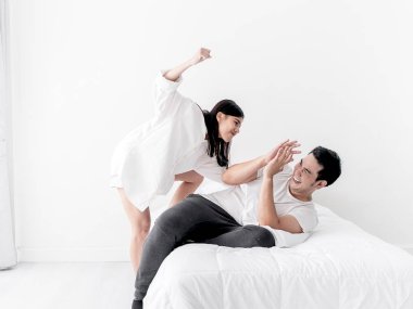 Kadın üzerinde ayakta varken sadakatsiz adam yatakta yatıyor