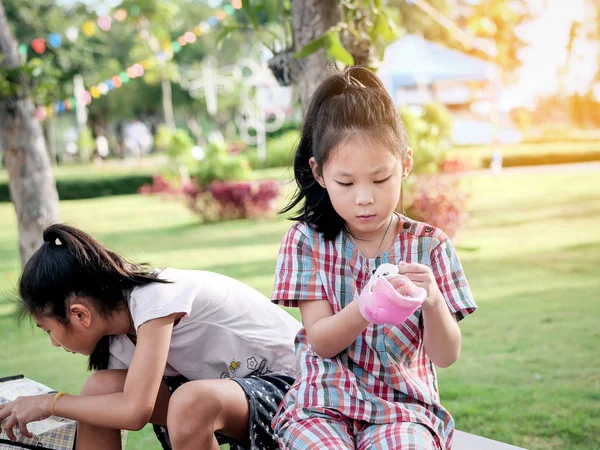 Щасливі Азіатські дівчата носіння ковзанів і захист встановити в — стокове фото