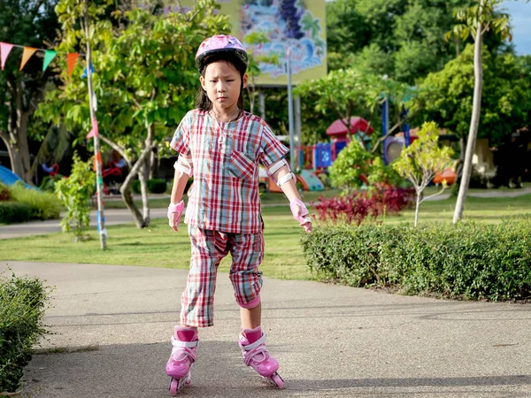 Asian Girl gra na rolkach w parku na świeżym powietrzu, styl życia — Zdjęcie stockowe