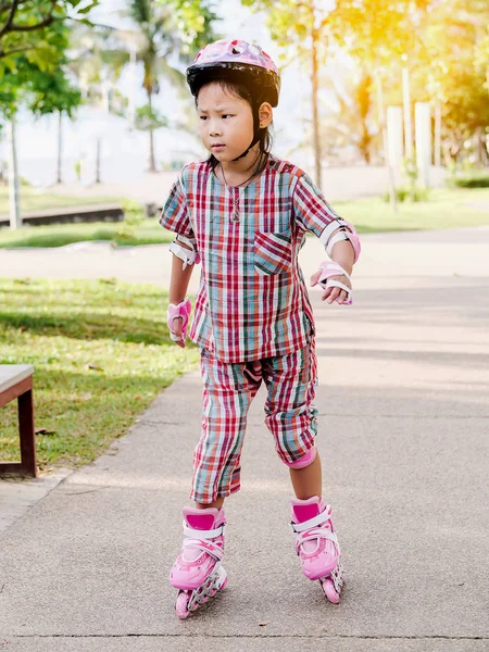 Asiatische Mädchen spielen Rollschuhlaufen im Park outdoor, lifestyle — Stockfoto