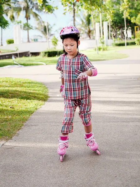 Asiatische Mädchen spielen Rollschuhlaufen im Park outdoor, lifestyle — Stockfoto