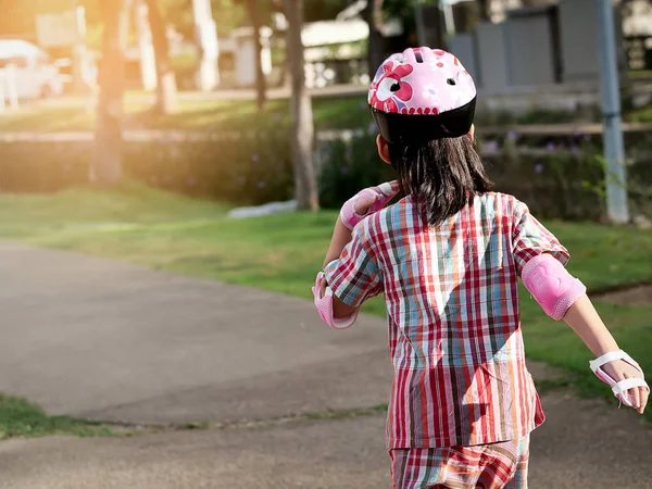Zurück von Mädchen beim Rollschuhlaufen im Park im Freien, Lebensstil — Stockfoto