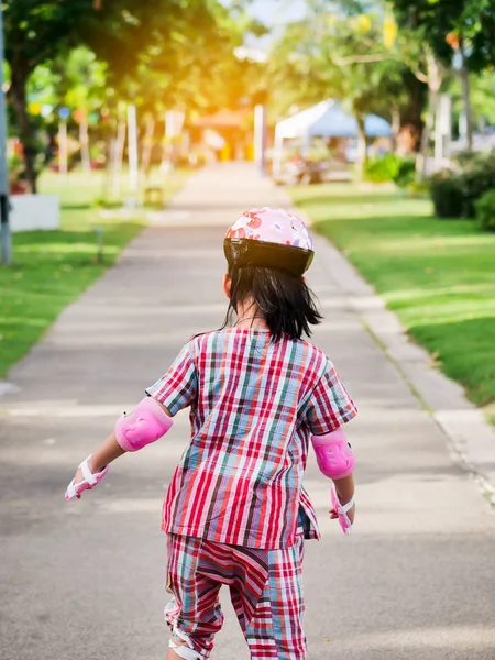 Zurück von Mädchen beim Rollschuhlaufen im Park im Freien, Lebensstil — Stockfoto