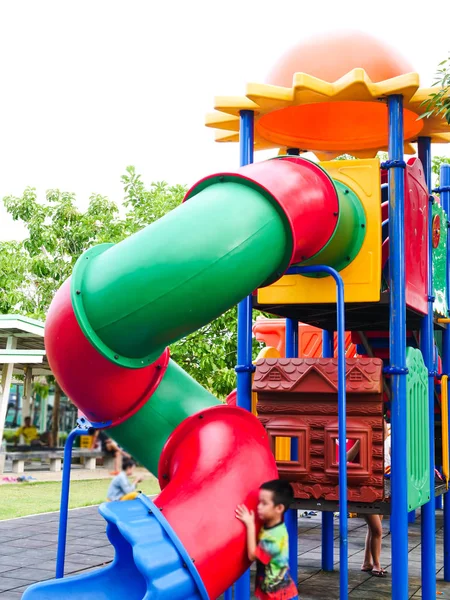 Aire de jeux colorée pour enfants — Photo