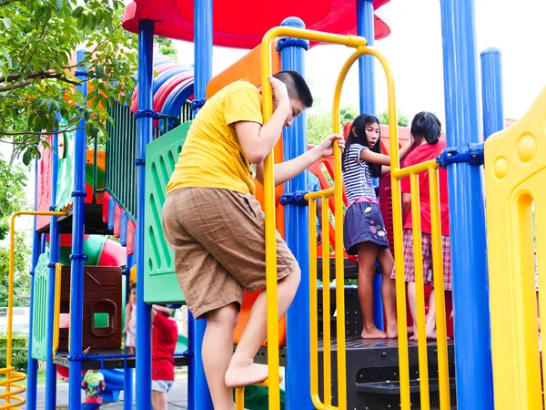 Crianças brincando no parque infantil, conceito de estilo de vida . — Fotografia de Stock