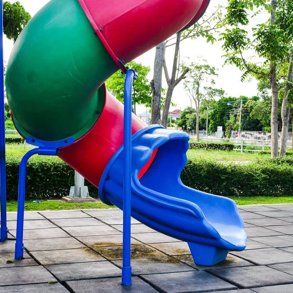 สนามเด็กเล่นที่มีสีสันในสวนกลางแจ้ง . — ภาพถ่ายสต็อก