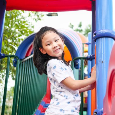 Oyun alanında oynayan Asyalı kız, yaşam tarzı kavramı.