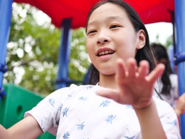 Oyun alanında oynayan Asyalı kız, yaşam tarzı kavramı.