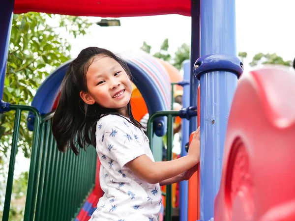Asiatisches Mädchen spielt auf Spielplatz, Lifestyle-Konzept. — Stockfoto
