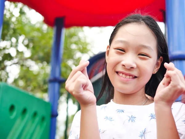 Menina asiática jogando no playground, conceito de estilo de vida . — Fotografia de Stock