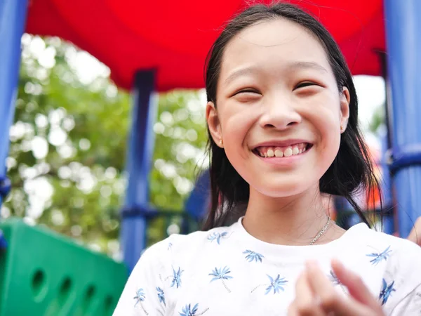 Asiatisches Mädchen spielt auf Spielplatz, Lifestyle-Konzept. — Stockfoto