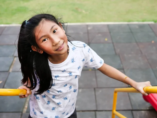 Chica asiática jugando en el patio, concepto de estilo de vida . —  Fotos de Stock