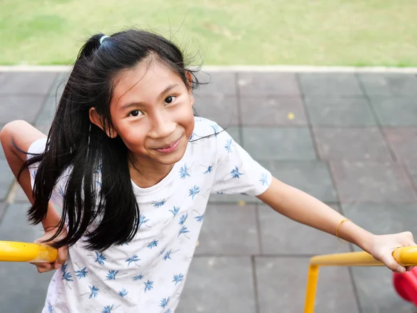 Chica asiática jugando en el patio, concepto de estilo de vida . —  Fotos de Stock