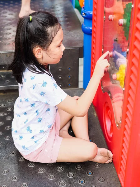 Asiatisches Mädchen spielt auf Spielplatz, Lifestyle-Konzept. — Stockfoto