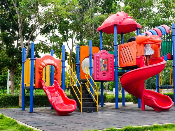 Färgglad lekplats i parken utomhus. — Stockfoto