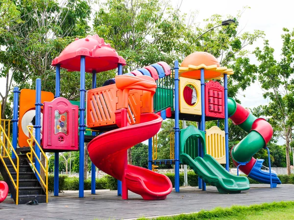 Açık havada parkta renkli çocuk oyun alanı. — Stok fotoğraf