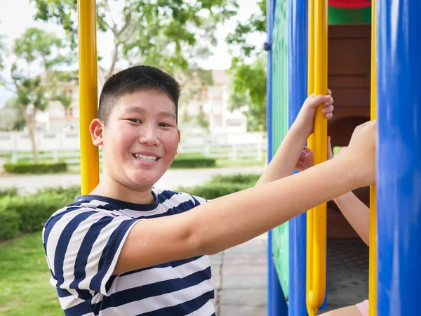 アジアの十代の少年は、屋外の遊び場で楽しむ. — ストック写真
