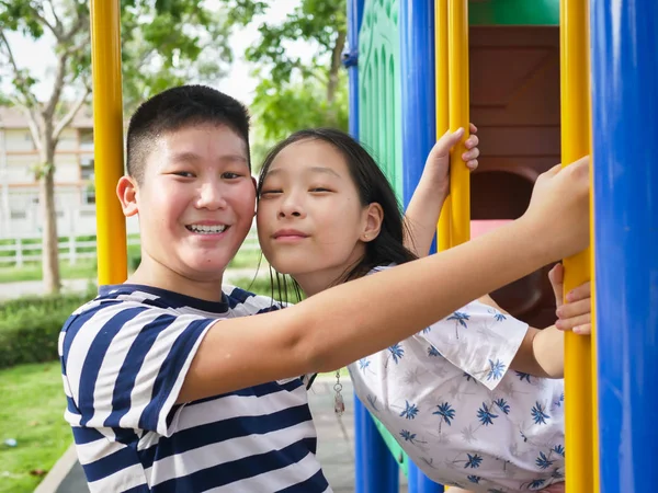 Szczęśliwy Asian dzieci gra na plac zabaw razem w The Park bas — Zdjęcie stockowe