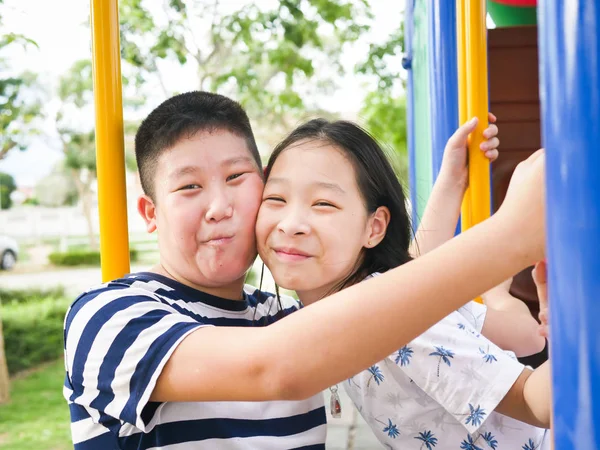Счастливые азиатские дети играют вместе на детской площадке в парке — стоковое фото