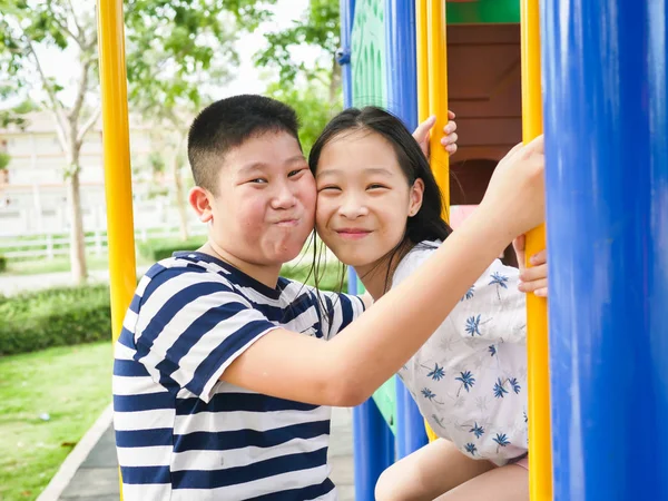 Feliz asiático niños jugando en playground juntos en el parque outd — Foto de Stock